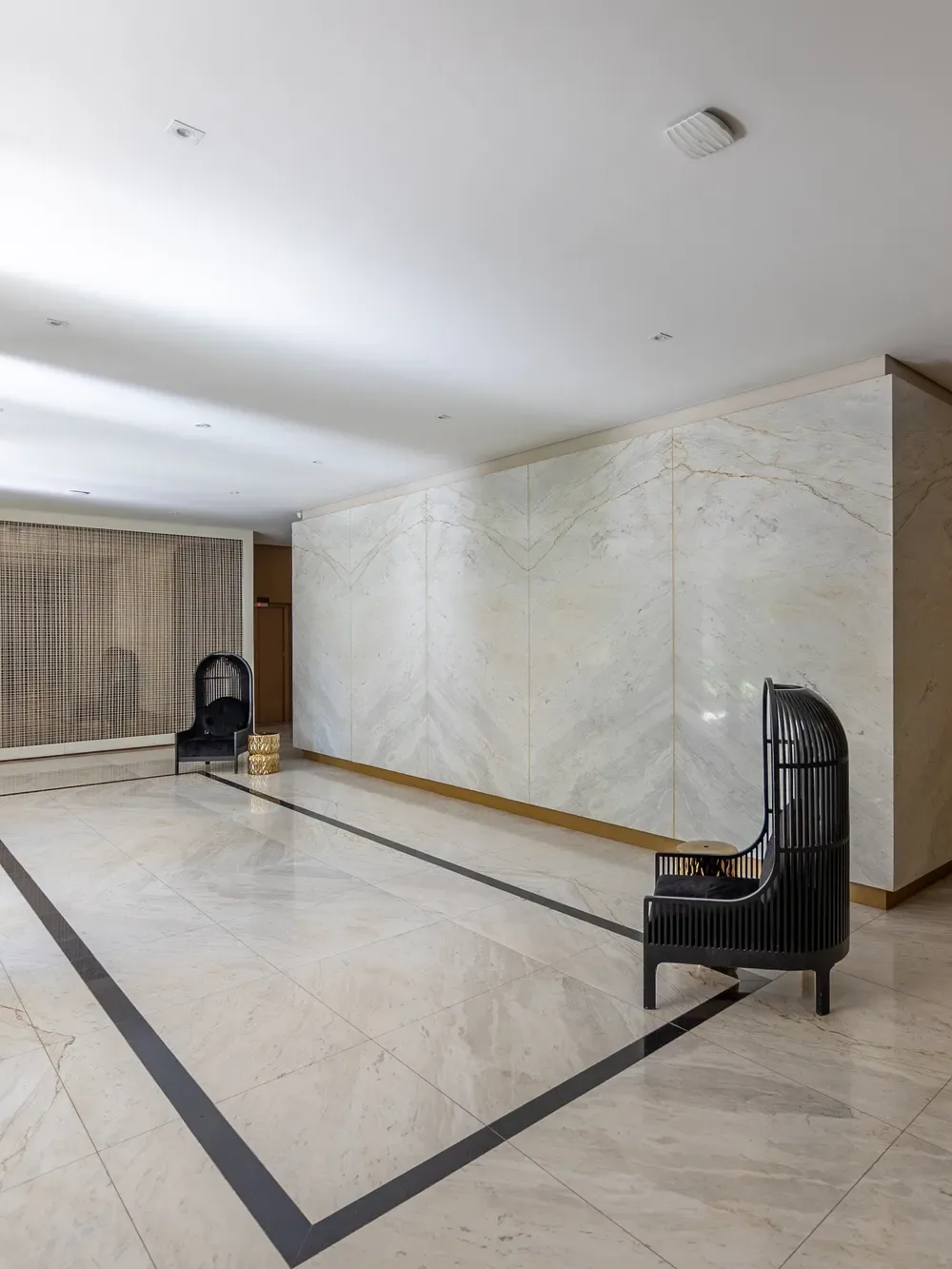 Lobby do Quadra Greenwich assinado pela YOO — poltronas de design